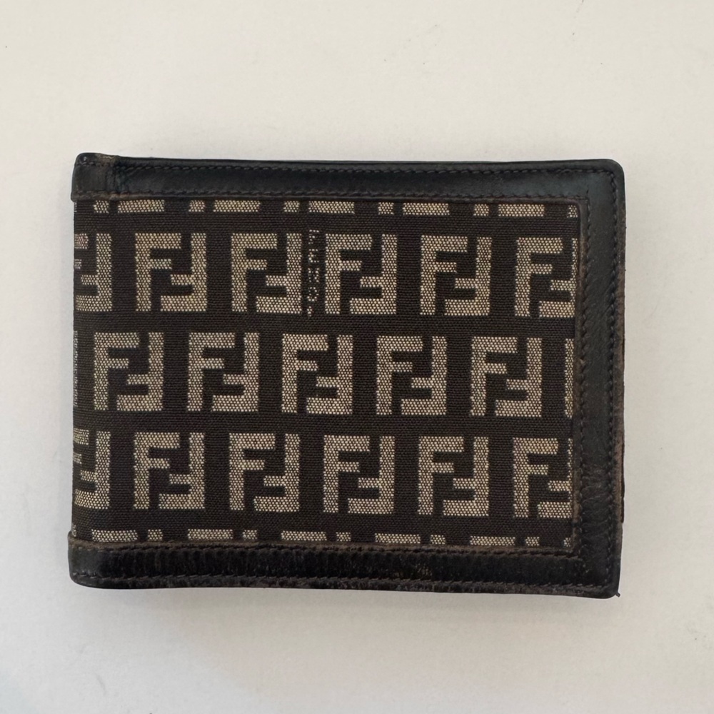 FENDI
Wallet with COA and Dust Bag